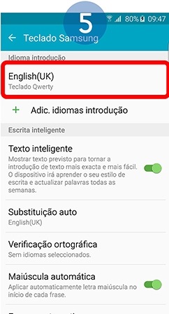 Em “Idioma e introdução” toque na língua apresentada de forma a que seja mostrada uma janela com a opção de teclados