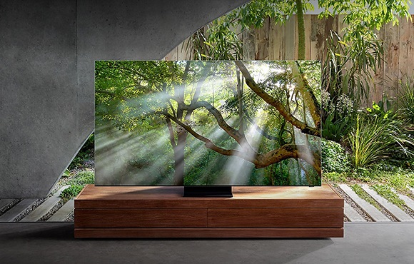 Uma QLED 8K Q950TS é vista num ângulo lateral