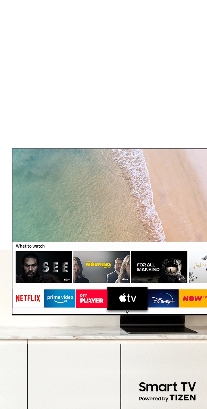A TV Samsung QLED apresenta o Smart Hub, a plataforma da Smart TV Samsung, no ecrã. Logótipo Smart TV alimentada por TIZEN por baixo da TV.