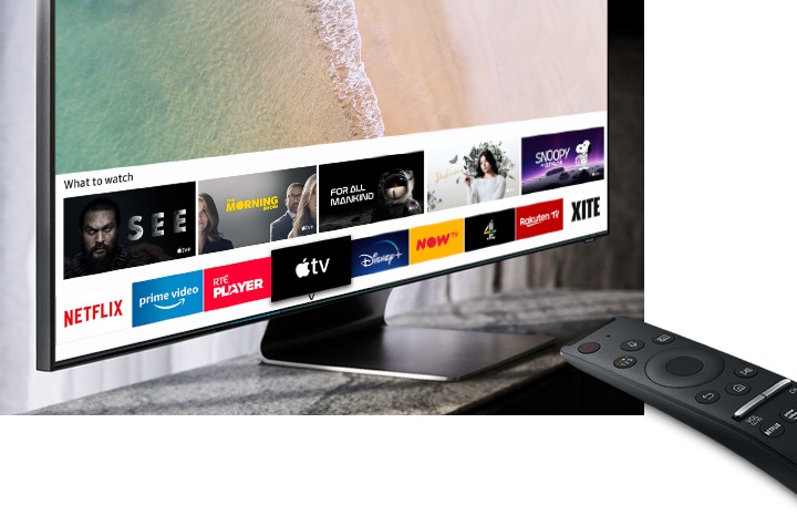 Controlando uma TV Samsung QLED 2020 com o Controlo Remoto Único Samsung, usando a funcionalidade Samsung Smart Hub na smart TV.