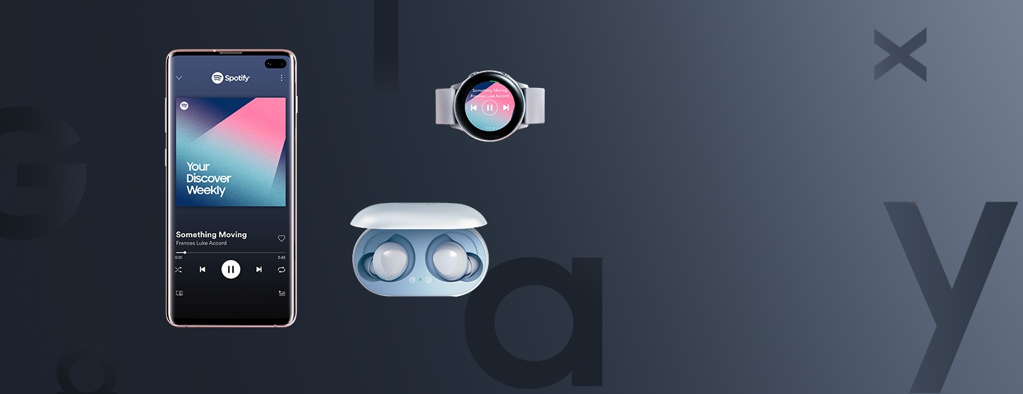 Un Galaxy S10 transmitiendo una canción con Spotify junto a dos dispositivos emparejados: un Galaxy Watch Active plateado con una interfaz similar al teléfono y transmitiendo la misma canción, y los auriculares Galaxy blancos con una luz enfocada verde que indica el estado de emparejamiento.