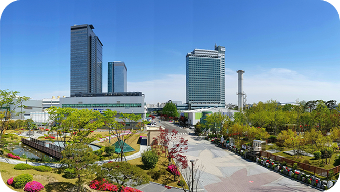 Una fotografía panorámica del área de trabajo de Samsung Electronics.