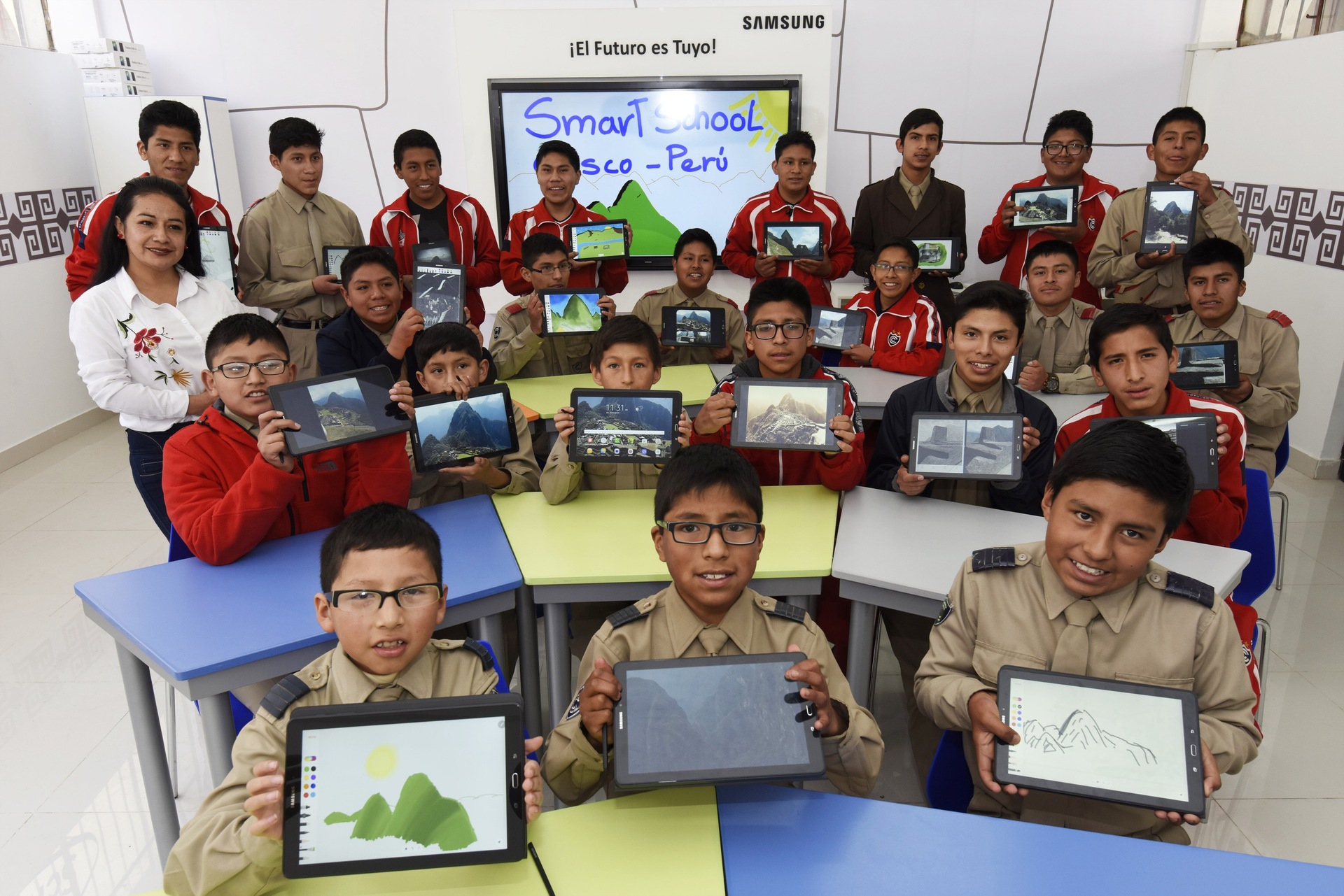 La iniciativa tiene como objetivo llevar la tecnología a las aulas de la más antigua escuela republicana del país andino y mantener vivo el lenguaje indígena quechua en la región. La iniciativa tiene como objetivo llevar la tecnología a las aulas de la más antigua escuela republicana del país andino y mantener vivo el lenguaje indígena quechua en la región.