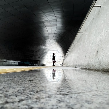 Fotografía tomada con Galaxy por el usuario de Instagram @kiks_way en la que aparece una persona parada a contraluz en una entrada circular