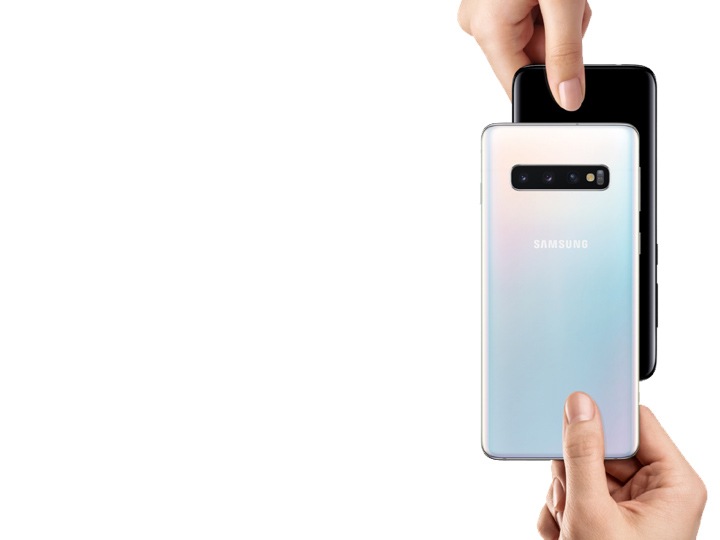 Samsung Care + S9 cu smartphone-uri suprapuse pe fundal