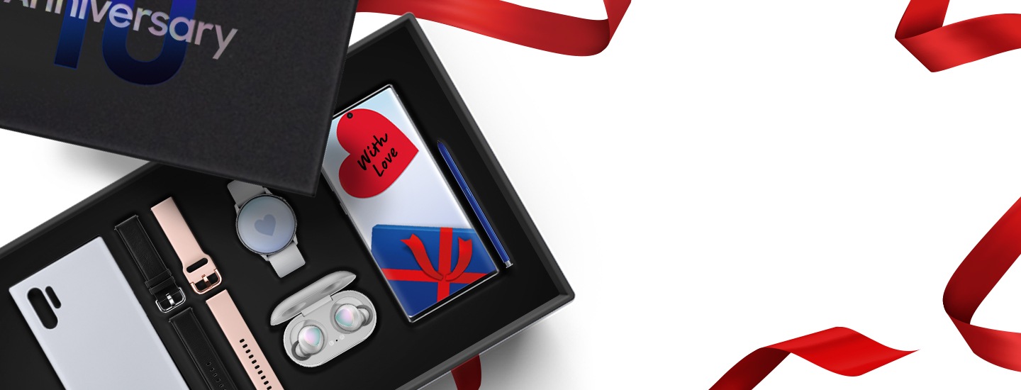 Imaginea unei cutii elegante de culoare neagră, cu capacul deschis, în care se găsesc toate produsele incluse în pachet. Pachetul include un Galaxy Note10+ argintiu cu memorie de 256GB, alături de un S Pen albastru, un Galaxy Watch Active 2 argintiu, curele de ceas de culoare roz și negru, o pereche de căști Galaxy Buds argintii și o husă argintie de silicon pentru Note10+. În jumătatea inferioară a ecranului Note10+ se găsește o cutie albastră de cadou, cu fundă roșie, în timp ce în jumătatea superioară se află o inimă pe care sunt scrise cuvintele „cu dragoste”.