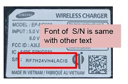 Numarul serial este boldat la incarcatorul original Samsung in timp ce la cel neautorizat textul pentru numarul serial este la fel ca restul textului de pe eticheta