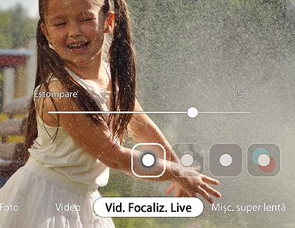 Fotografierea unei fete folosind funcția de Basic blur în funcția video Live focus a telefonului Note10
