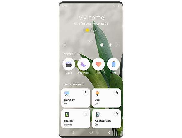 Ekran telefona Galaxy prikazuje grafički interfejs aplikacije SmartThings sa opcijom za podešavanje scene „Movie mode” (Režim filma) i regulisanje rada televizora, svetala i prečistača vazduha u dnevnoj sobi.