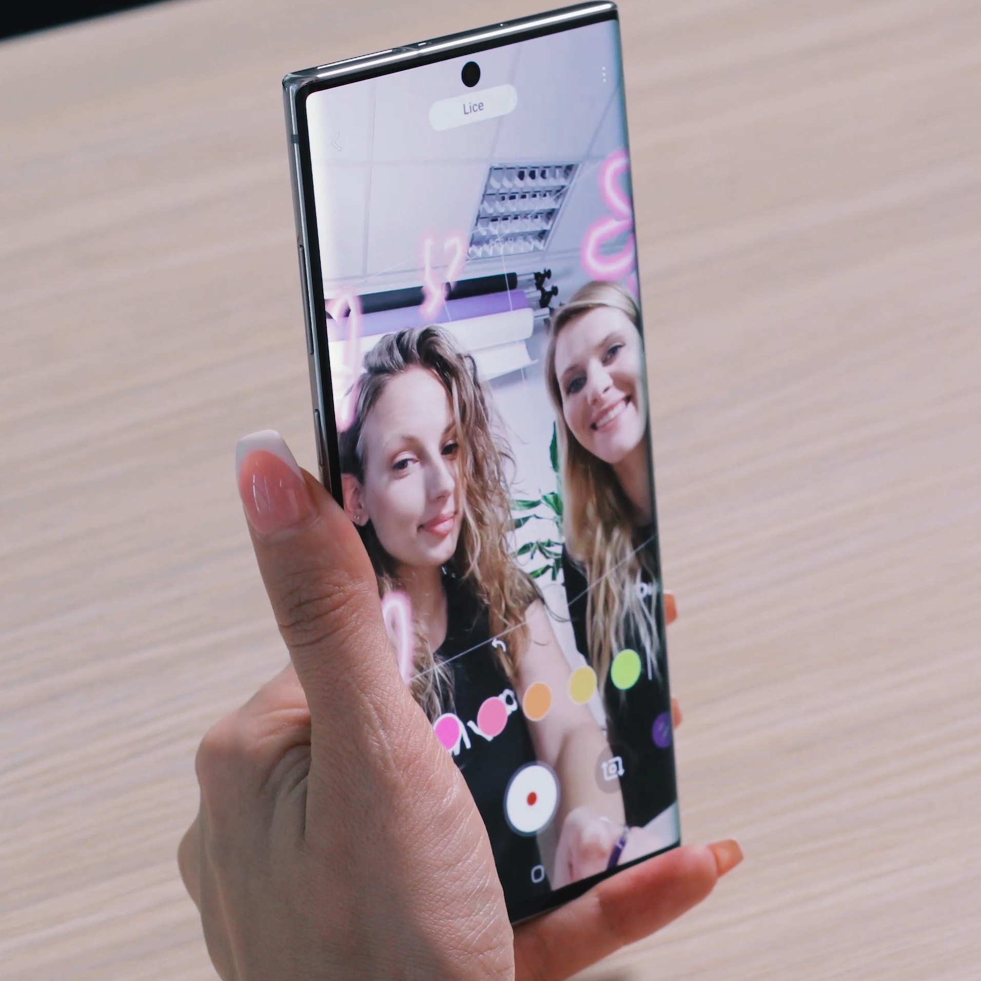 Izrazi svoju kreativnost uz opciju AR Doodle Galaxy Note10 i Note10+ videa.