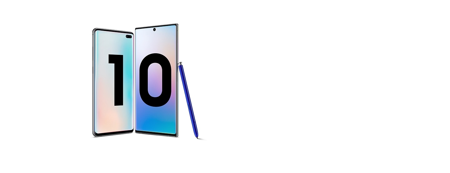 Galaxy S10 plus i Galaxy Note10 plus sa plavom S pen olovkom naslonjenom na Galaxy Note10 plus. Oba telefona imaju gradijent pozadinu na ekranu.