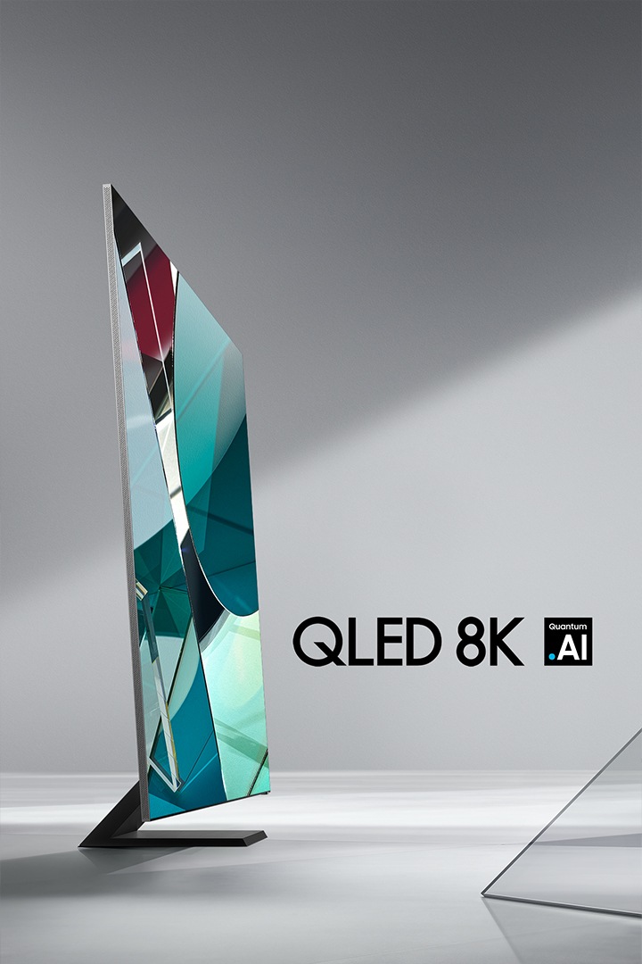 2020 Samsung QLED TV sa kompletnom Quantum Dot tehnologijom stoji bočno. Na njemu je prikazan Unrivaled QLED 8K sa Quantum AI ikonicom.