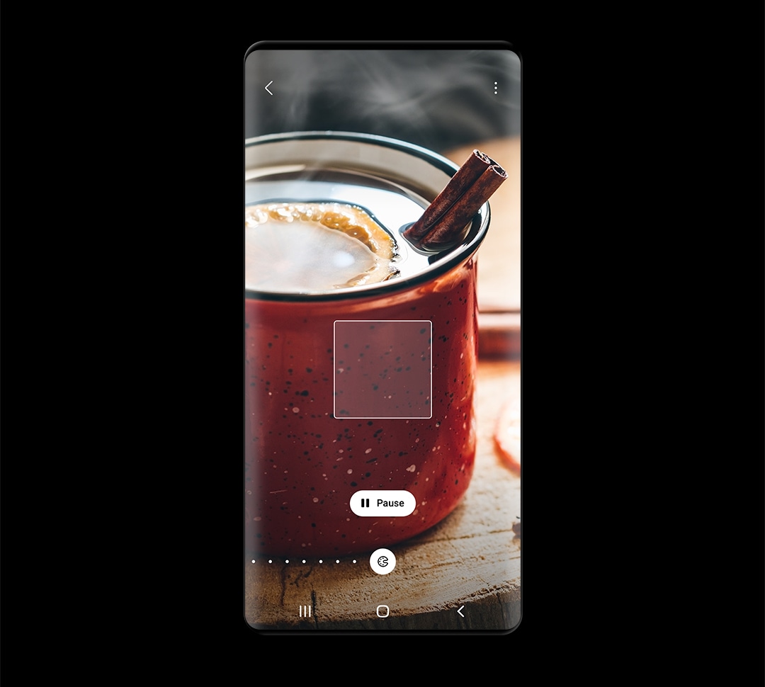 Bixby Vision распознает, что цвет чашки красный.