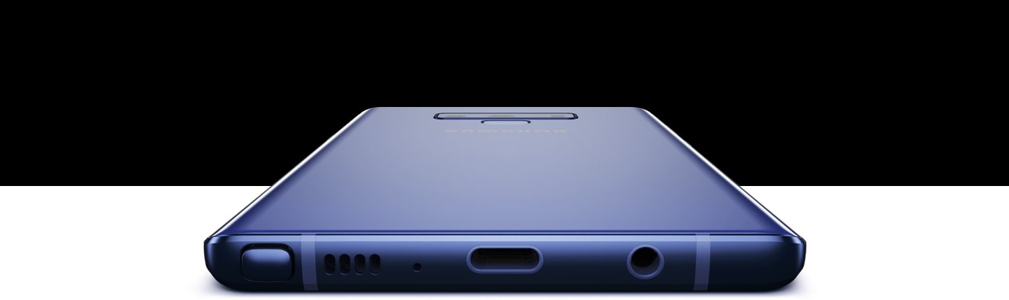 Galaxy Note9 цвета индиго лежит экраном вниз. Вид снизу