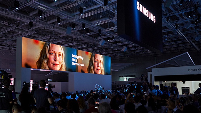 Докладчик выступает на пресс-конференции Samsung