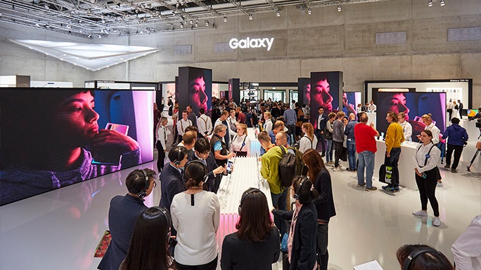 Демонстрация мобильных продуктов Galaxy в Galaxy Square Zone.