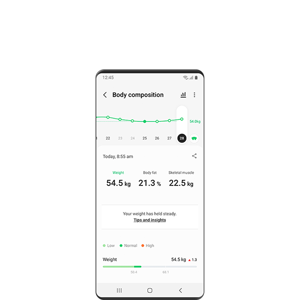 يظهر هاتف Galaxy ذكي يعرض تحليل تركيب الجسم. وتظهر في الخلفية سيدة ترتدي ملابس رياضية وتتفقد ساعتها الذكية.