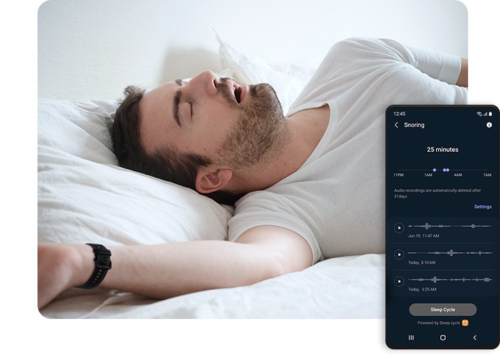 يظهر هاتف Galaxy ذكي وساعة Galaxy Watch يعرضان نتائج الشخير. خلف الهاتف الذكي والساعة، يظهر رجل يرتدي ساعة ذكية في أثناء النوم على السرير، وفمه مفتوح.