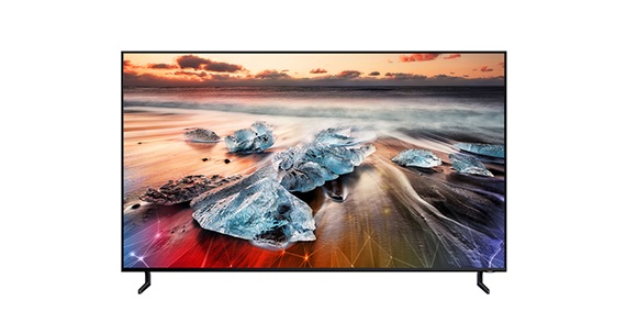 مشهد أمامي لتلفزيون 8K QLED الموضوع على منصة، حيث يظهر على شاشته صورة شاطئ جليدي.