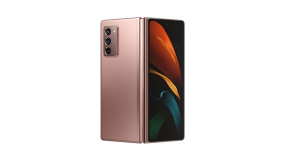 عرض هاتف Galaxy Z Fold2 5G بلون برونزي مستيك وهو مفتوح من الخلف.