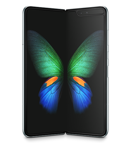لقطة أمامية لهاتف Galaxy Fold بلون فضي سبيس وهو غير مطوي، حيث تعرض شاشته رسم فراشة ب 3 ألوان: الأخضر والأزرق والبرتقالي.