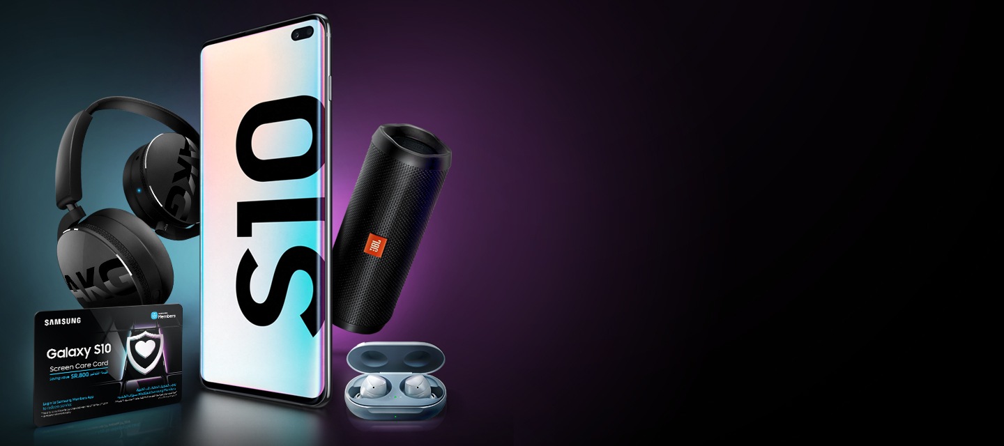 عدة هواتف Galaxy S10 موضوعة بشكل مسطح ومائل من الأسفل. جميعها سوداء اللون ما عدا ذلك الموجود في الوسط، والذي يظهر على شاشته لون أبيض زجاجي ، وفوقه هاتف Galaxy S10 plus والهاتفان على كلا الجانبين.