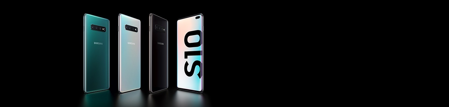 عدة هواتف Galaxy S10 موضوعة بشكل مسطح ومائل من الأسفل. جميعها سوداء اللون ما عدا ذلك الموجود في الوسط، والذي يظهر على شاشته لون أبيض زجاجي، وفوقه هاتف Galaxy S10 plus والهاتفان على كلا الجانبين.