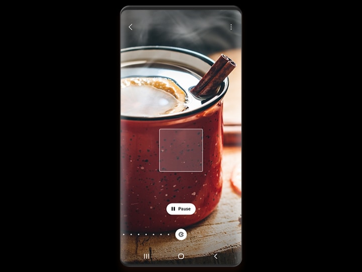 Bixby Vision recognizes that the color of the cup is red.