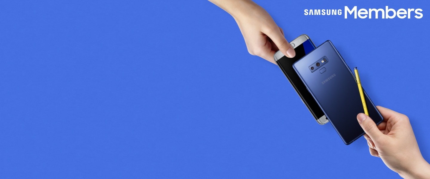 A used Galaxy S3 and the newly released Galaxy S9+ are being exchanged.