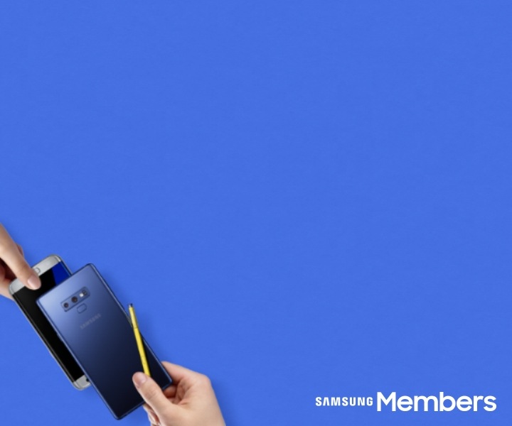 A used Galaxy S3 and the newly released Galaxy S9+ are being exchanged.