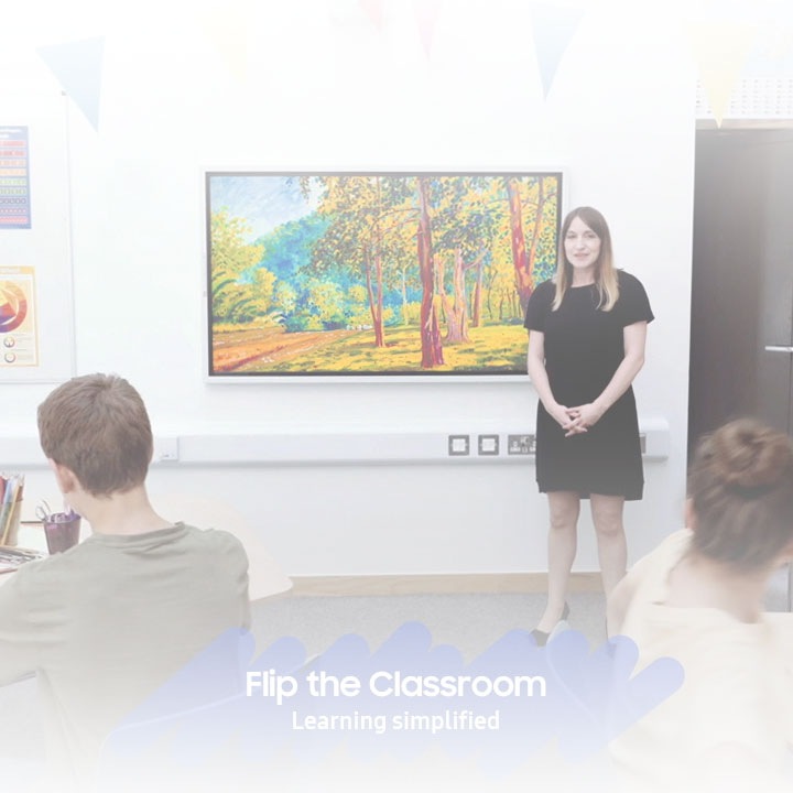 En lärare som håller i en lektion med hjälp av Samsung eboards