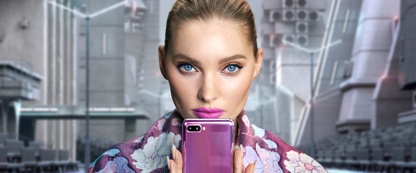 Elsa Hosk håller en Galaxy Z Flip mobil frmför ansikte