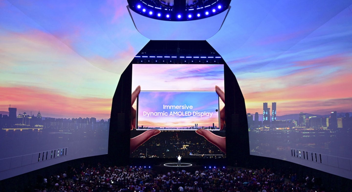 An image of a large stage where the Galaxy Note10 is being presented to the audience.