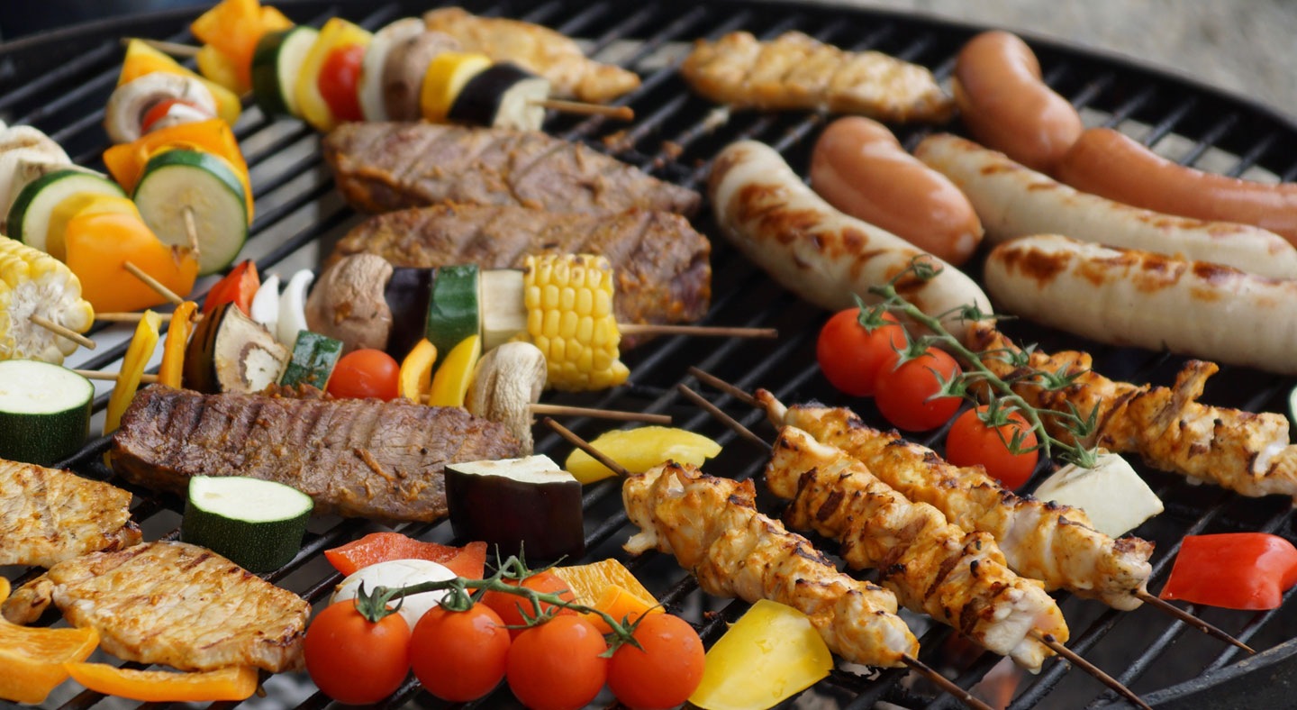 Bild på en grill med olika mat på