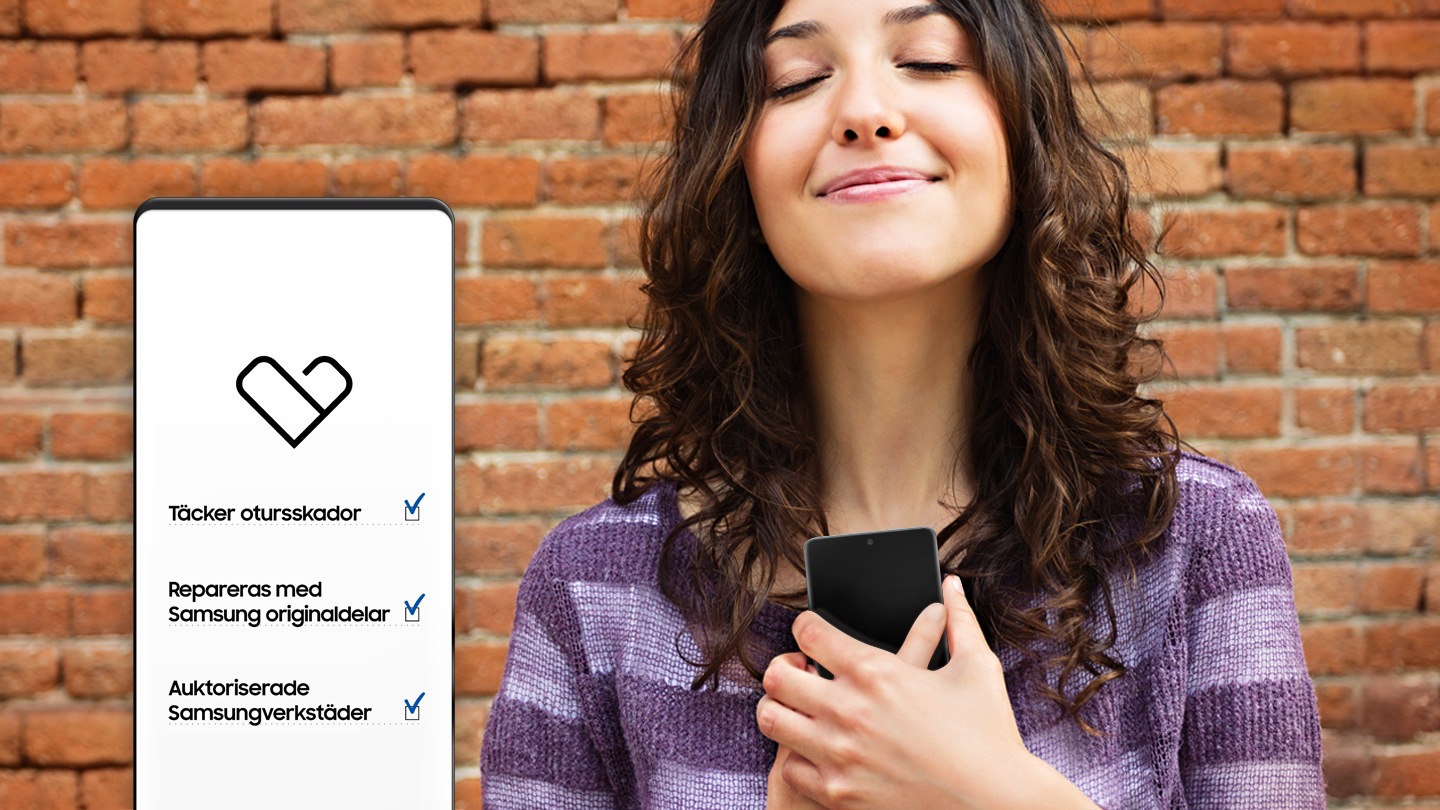 En ung kvinna håller en smartphone framför bröstet med båda händerna. Hennes ögon är stängda och hon ler ett belåtet leende. Överlagrad ovanpå bilden syns en grafisk bild av en smartphoneskärm som visar den hjärtformade Samsung Care+-logotypen. Under logotypen finns tre rader text: ”Täckning vid oavsiktlig skada”, ”Äkta Samsung-delar” och ”Reparationsservice certifierad av Samsung” med en markerad kryssruta till höger om varje rad.