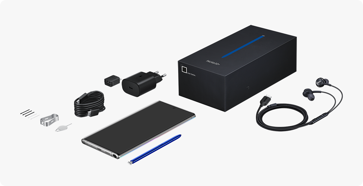 Översiktsbild av alla artiklar som finns i lådan för Galaxy Note10 och Note10 plus och S Pen, exempelvis datakabel, reseadapter, SIM-utmatningsstift, Type-C hörlurar med Sound by AKG och pennspetsar.