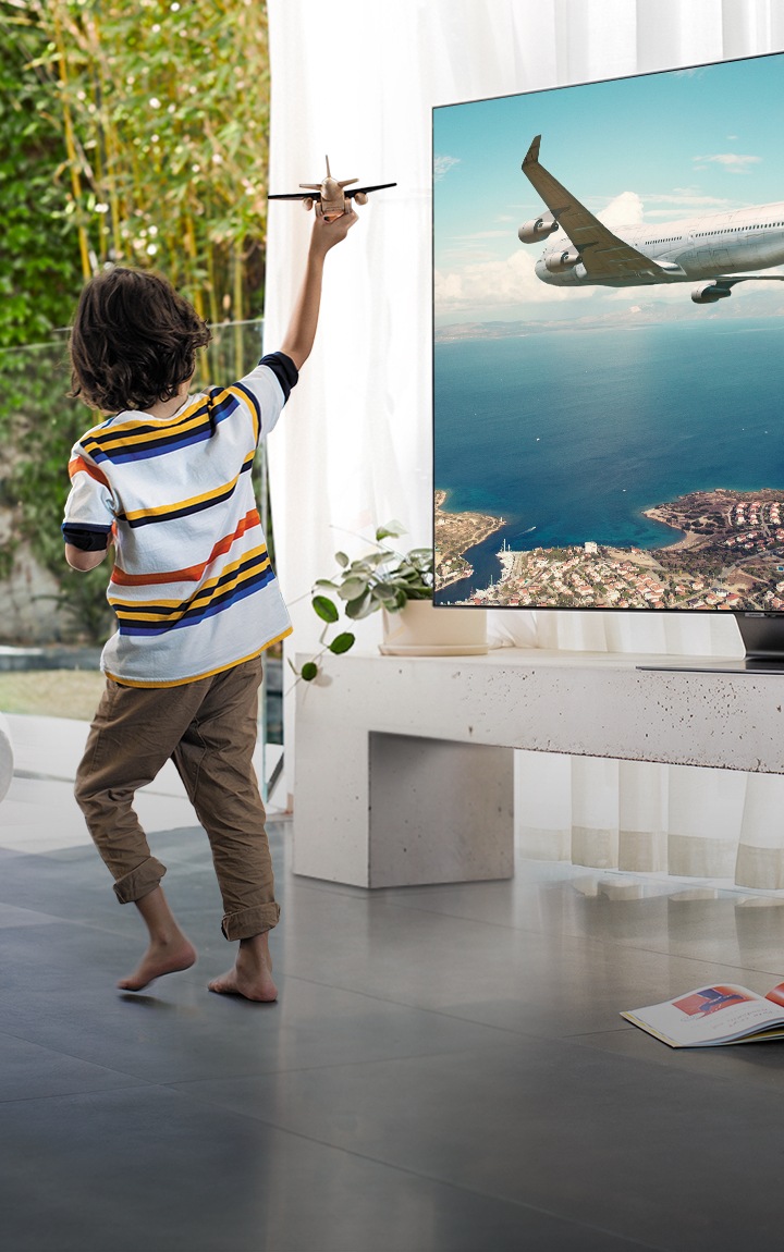 2020 Samsung QLED TV med inbyggda högtalare som skapar en surroundkänsla av ljudet från flygplanet