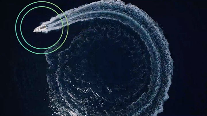 Video som beskriver effekten av Object Tracking Sound Samsung QLED TV med ett ljud som tycks följa båtens rörelser genom att använda OTS+ teknologi.