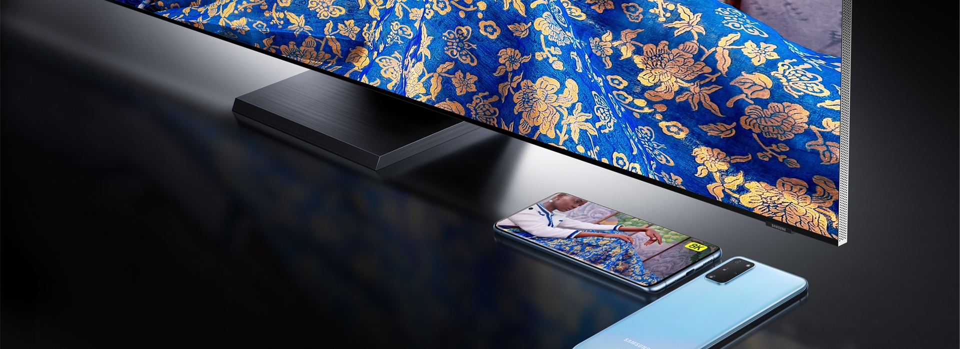 8K QLED TV와 갤럭시 핸드폰이 있습니다.