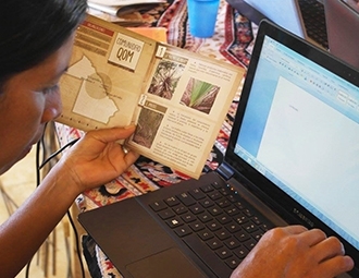 노트북을 사용하고 있는 학생의 모습 사진 입니다.