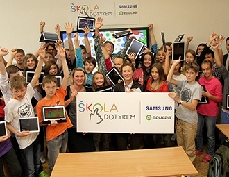 SOKOLA DOTYKEM을 수료한 학생과 선생님들의 단체 사진입니다.