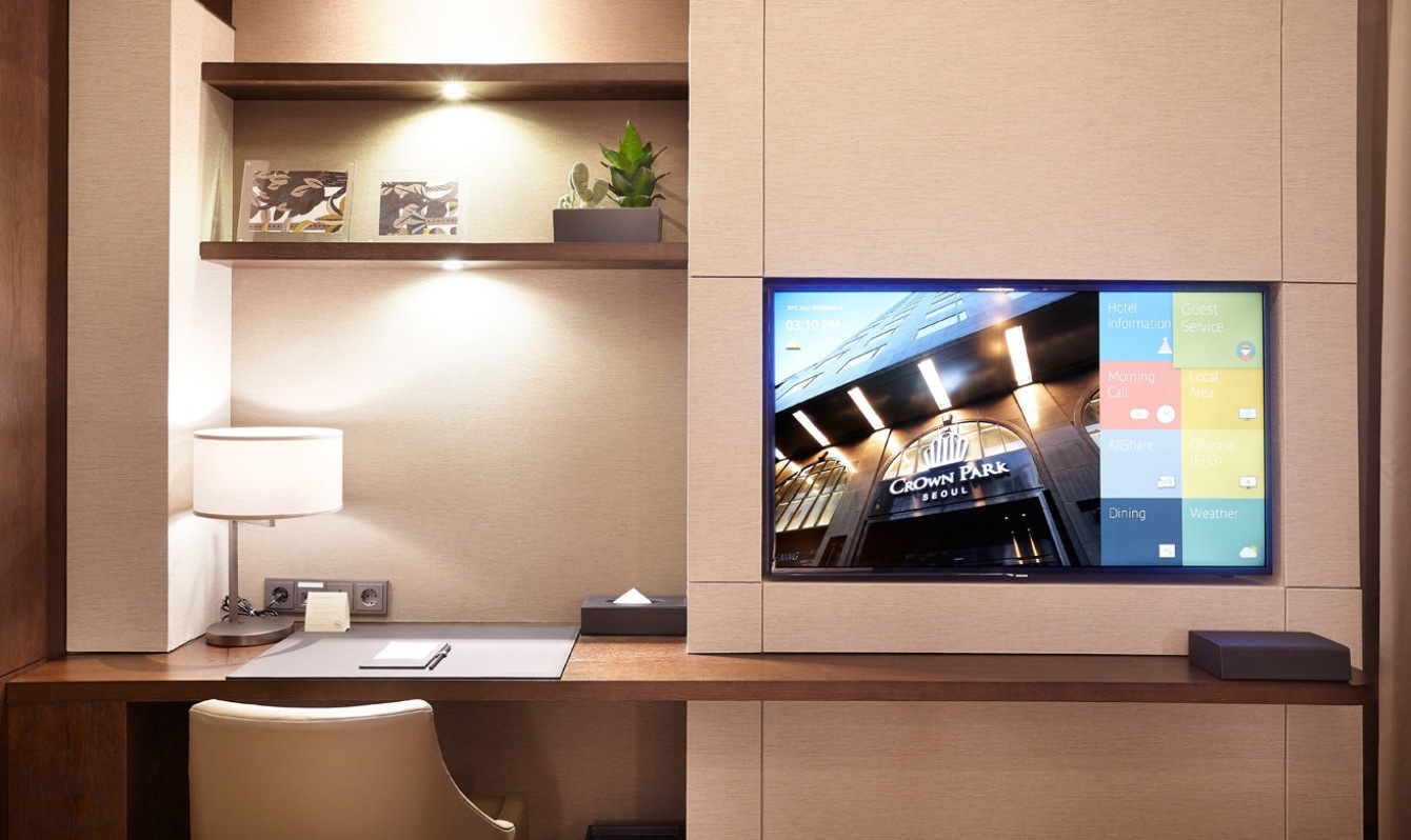 고객 맞춤형 객실 서비스의 완성, 삼성 호텔 TV. - 이미지 설명 : 호텔객실에 삼성 호텔TV가 설치되어 있는 사진입니다.