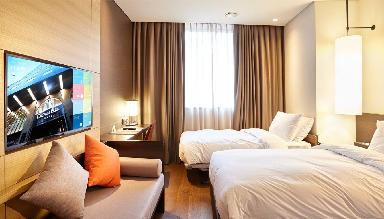 크라운 파크 호텔 객실에 삼성 호텔 TV가 설치된 사진