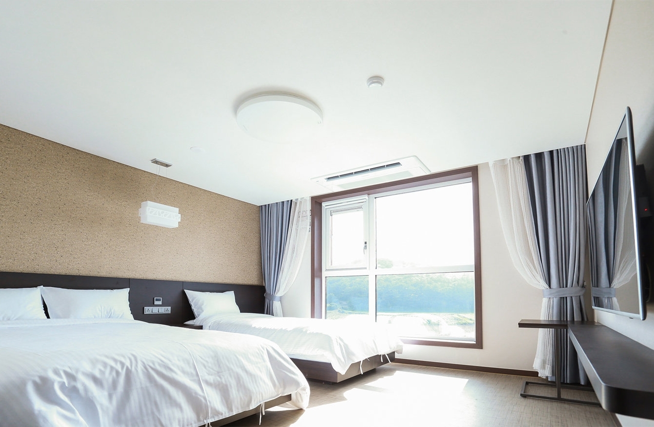 삼성 통합 객실관리 솔루션으로 구현한 진정한 휴식 공간 제주 스테이 인 성산 객실 내부 사진