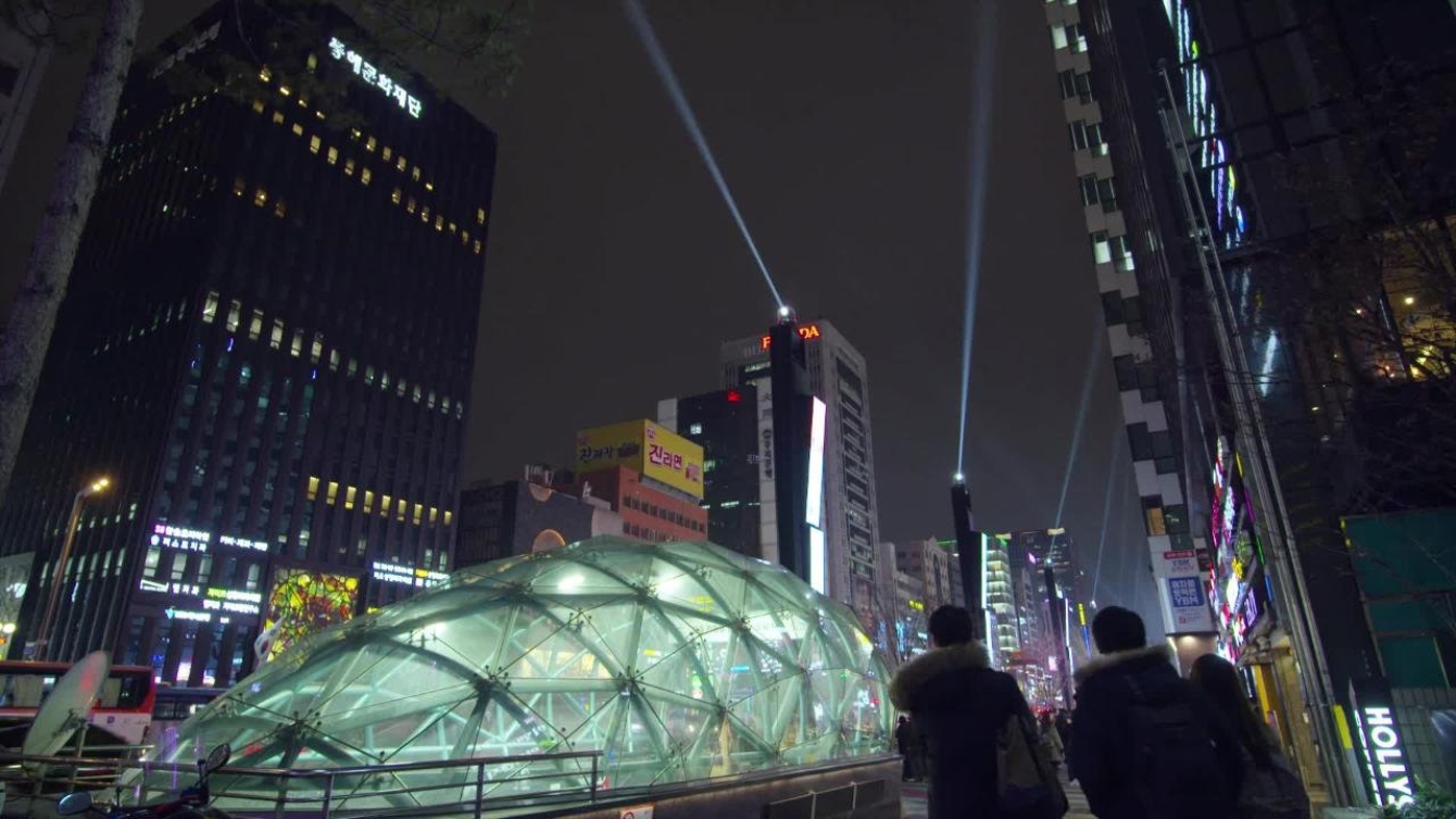 강남대로 빛의 거리, 삼성 스마트 사이니지가 설치 된 모습 동영상