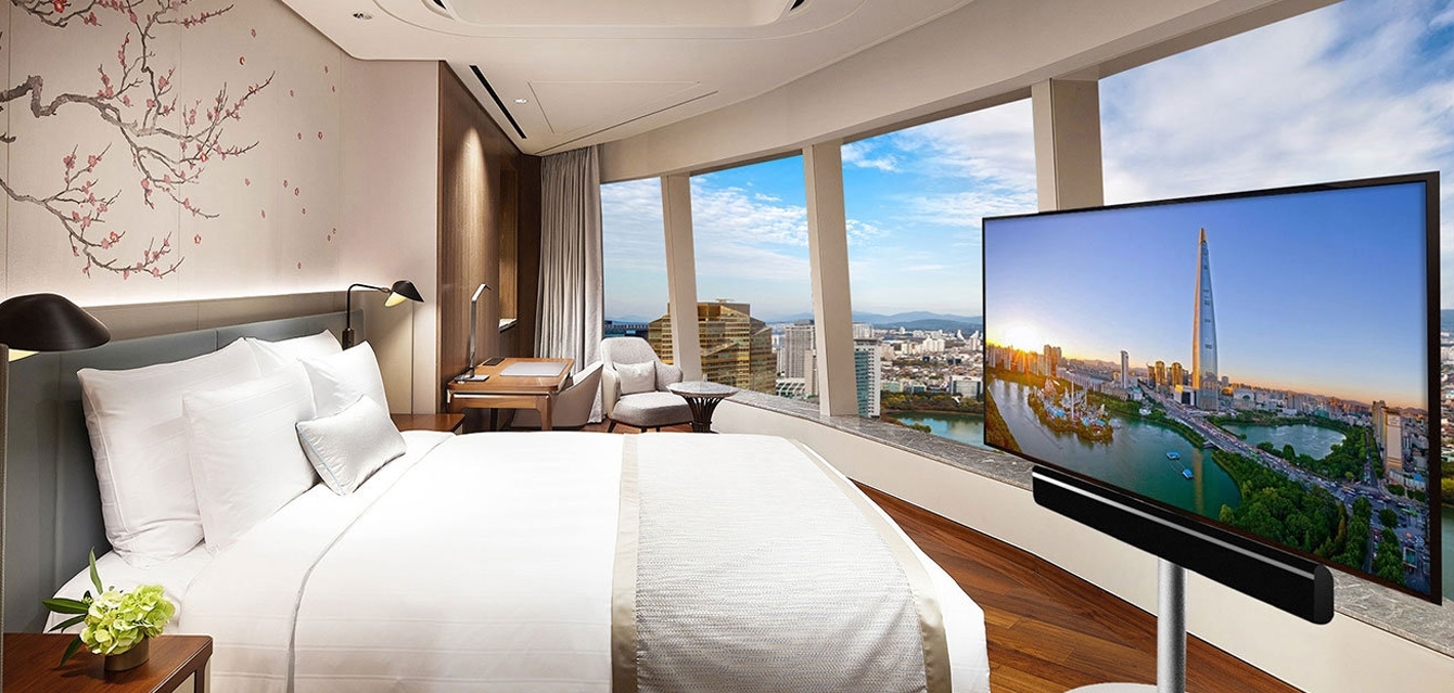 삼성 비즈니스 TV가 설치된 시그니엘 호텔 객실 내부 사진