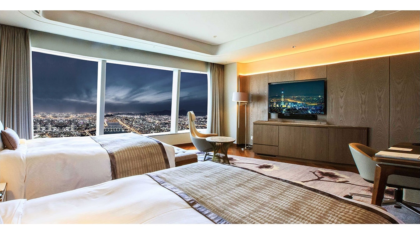 삼성 비즈니스 TV가 설치된 시그니엘 호텔 객실 내부 야경 사진