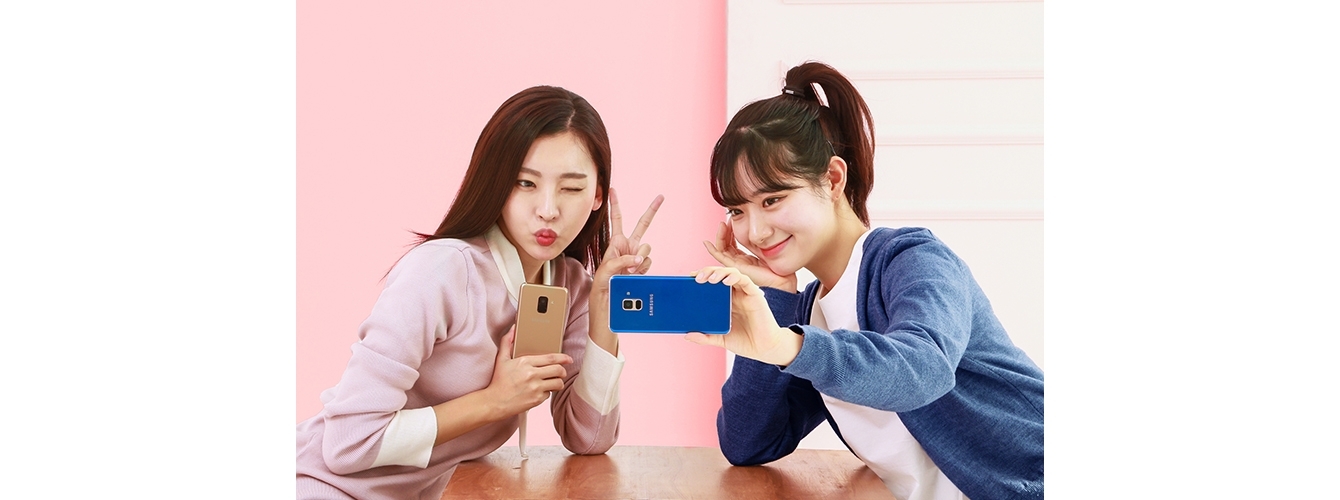영 프리미엄 스마트폰 '갤럭시 A8'로 셀피를 촬영하는 모습