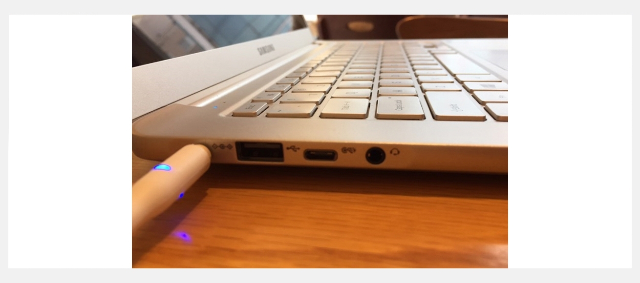 노트북 9 always의 USB Type-C 포트에 배터리팩이 연결되어 충전되고 있는 모습이다.