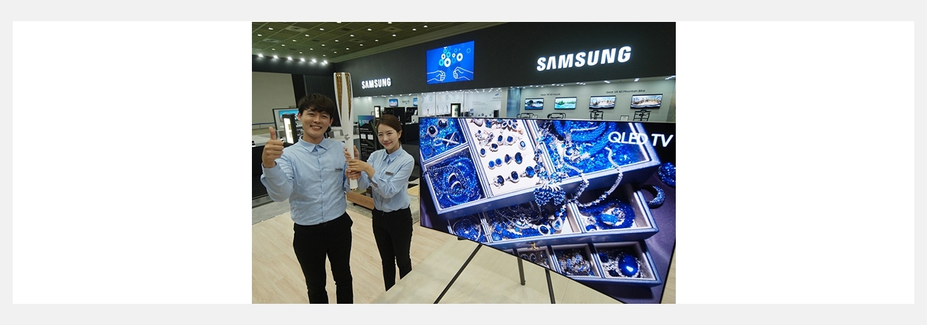 삼성전자 모델들이 24일 서울 코엑스(COEX)에서 열리는 월드 IT쇼 2017 (World IT Show 2017)에서 퀀텀닷 기술로 화질의 기준을 새롭게 정의하는 삼성 QLED TV를 소개하고 있다.